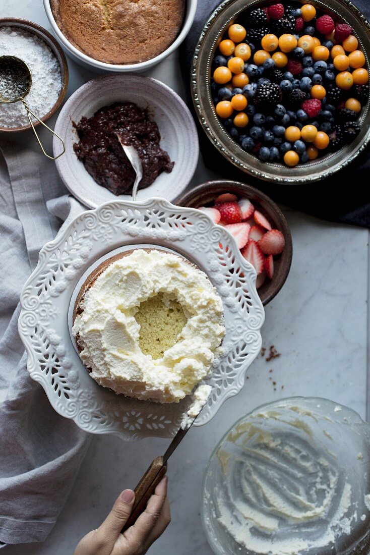 Biskuitkuchen mit Vanillecreme bestreichen