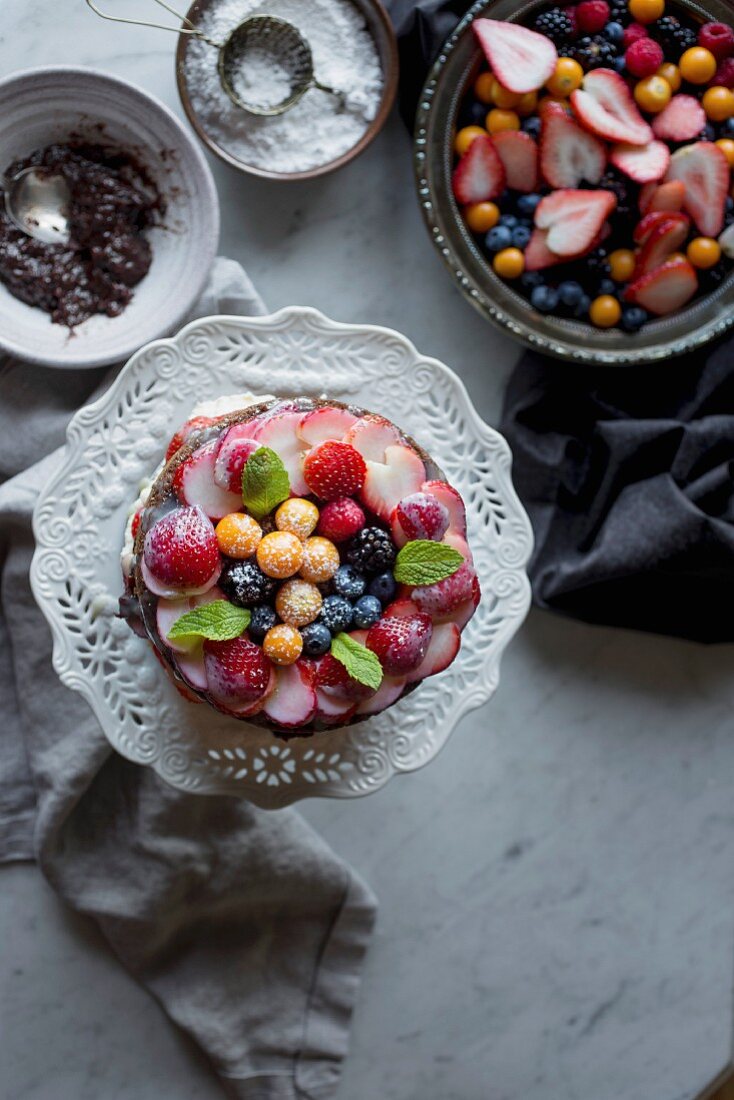 Vanillekuchen mit frischen Früchten dekoriert