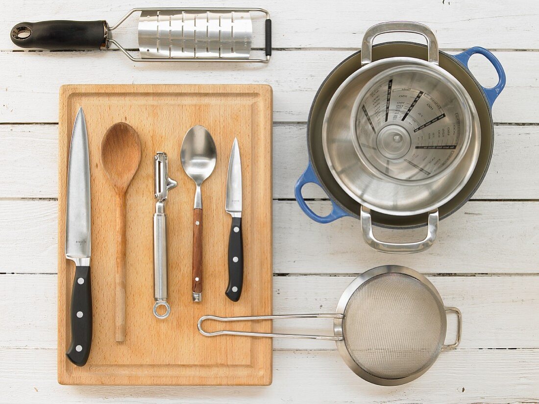 Küchengeräte für die Zubereitung einer Minestrone mit Fleischbällchen und Gemüse