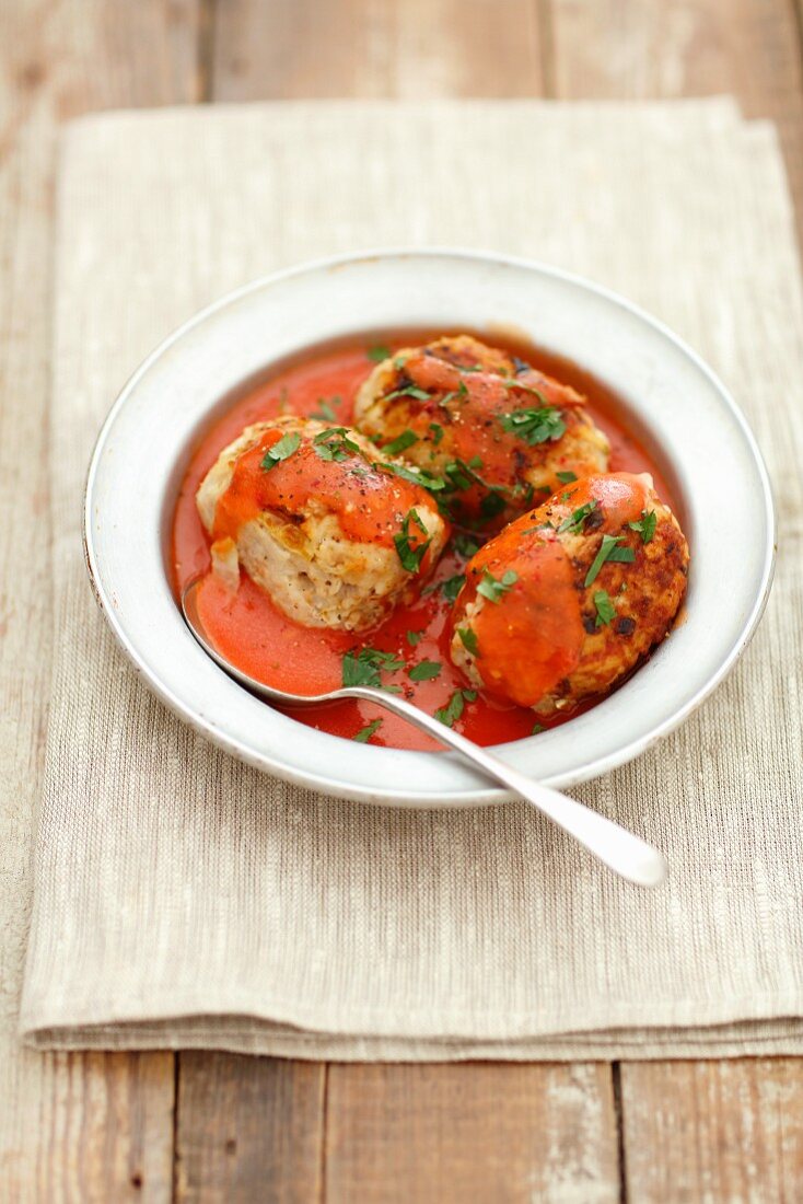 Schweinefleischbällchen mit Kohl und Reis in Tomatensauce