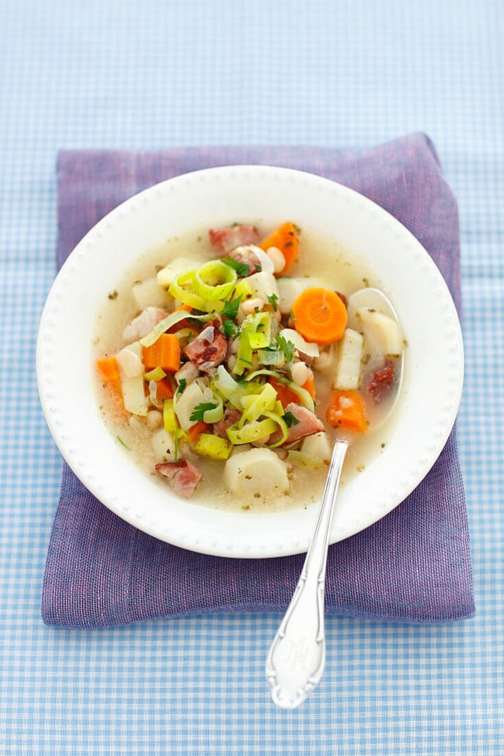 Vegetable soup with haricot beans and bacon