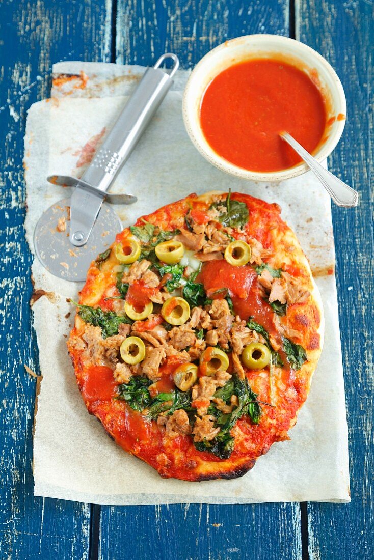 Hausgemachte Pizza mit Thunfisch, Spinat und grünen Oliven