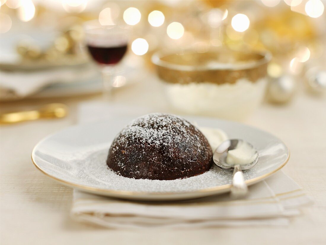 Weihnachtspudding auf festlichem Tisch