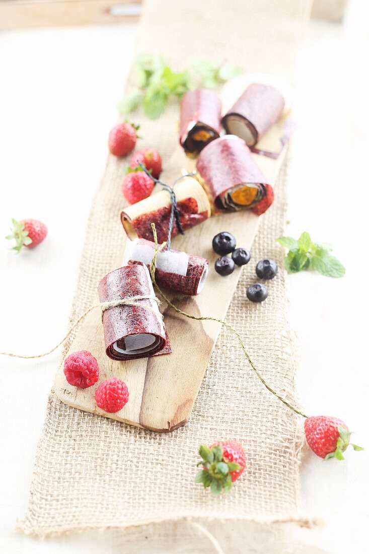 Vegan fruit roll-ups with fresh berries