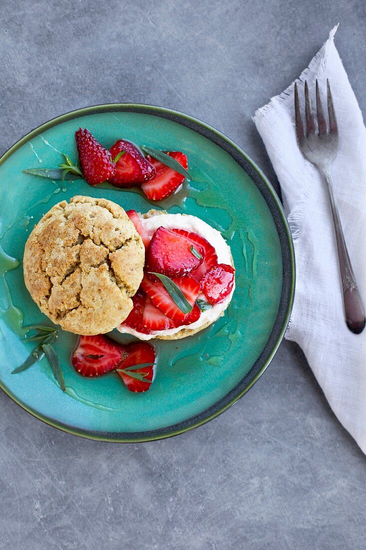 Shortcakes mit Ricotta, Erdbeeren, Honig und Estragon