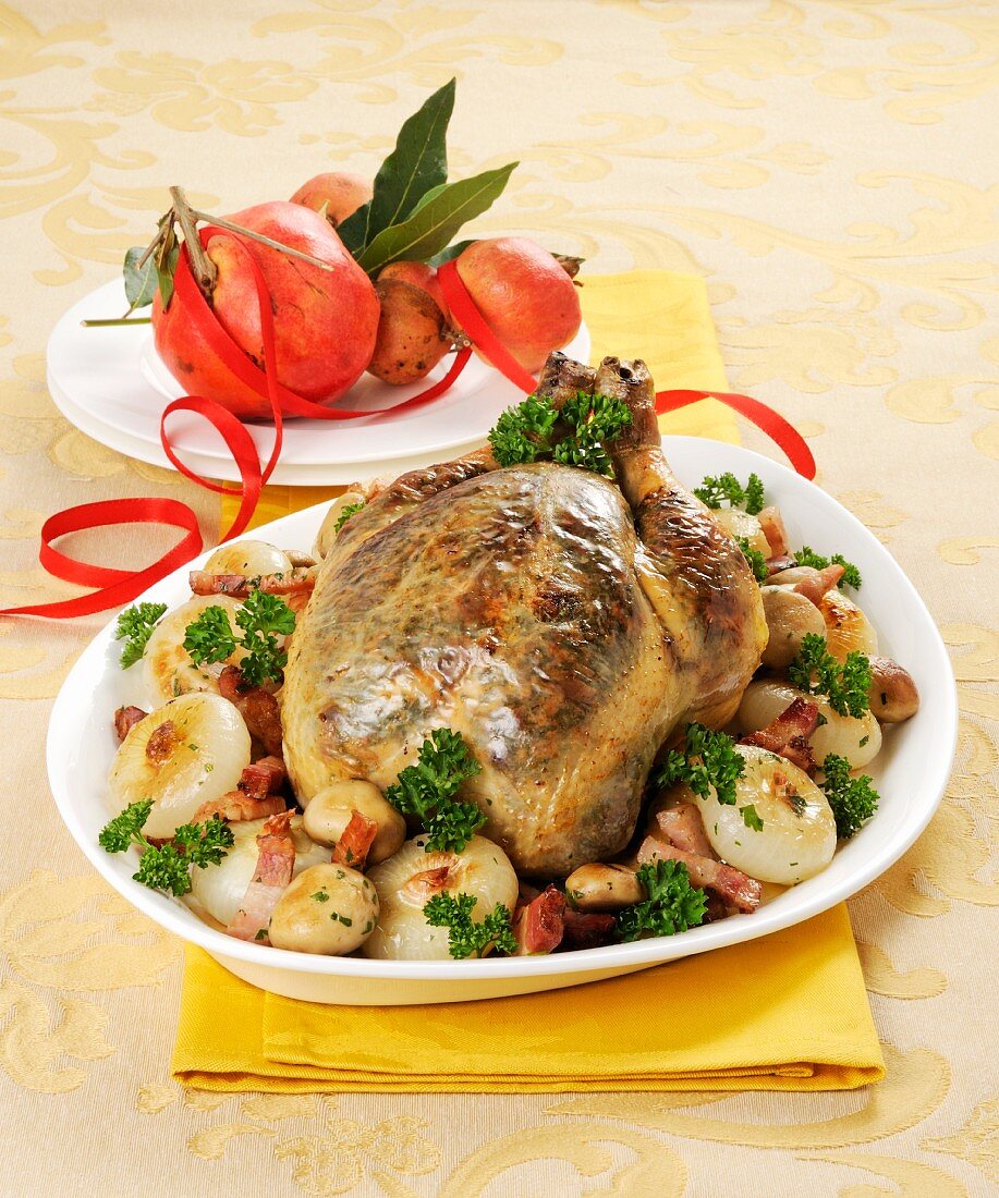 Kapaun mit Kartoffeln, Zwiebeln und Speck zu Weihnachten