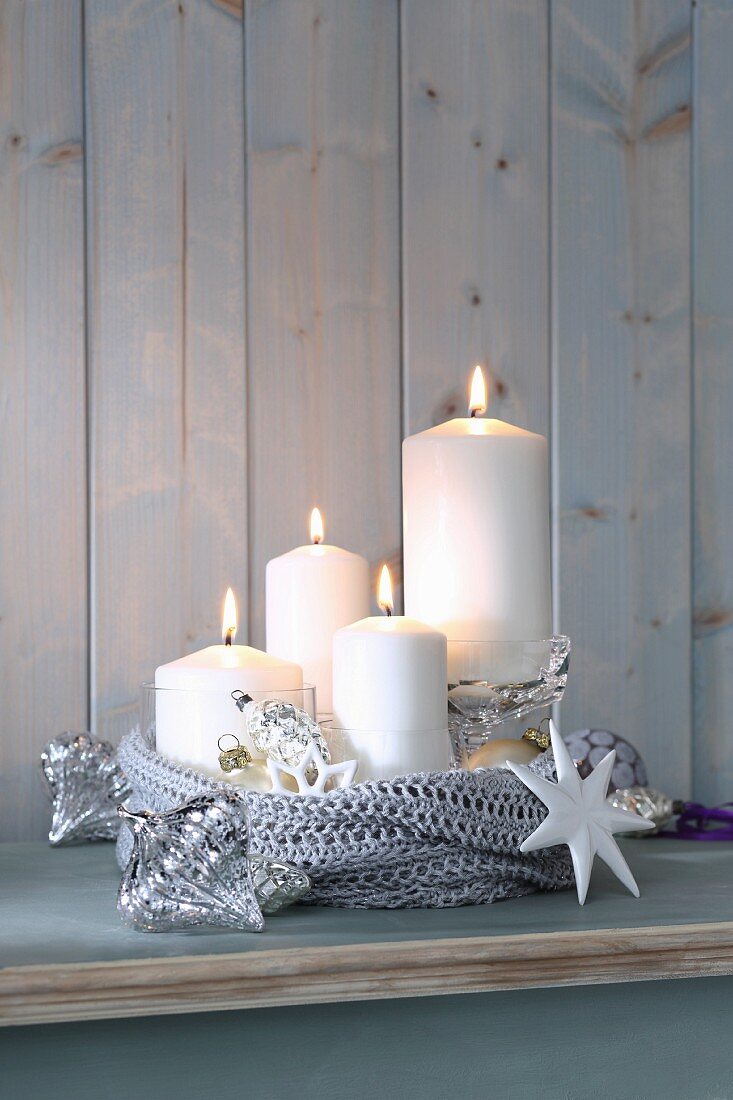 Alternativer Weihnachtskranz aus einem alten Strickpullover und Kerzen