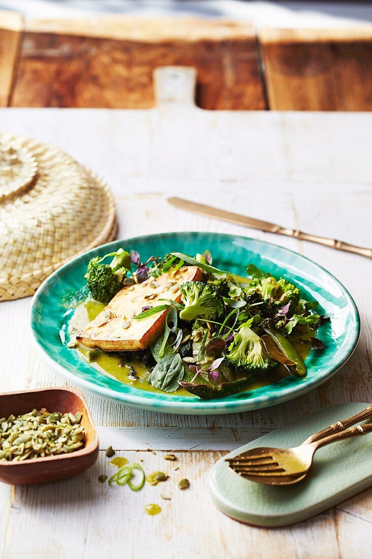 Grünes Gemüsecurry mit Brokkoli und Tofu (Asien)