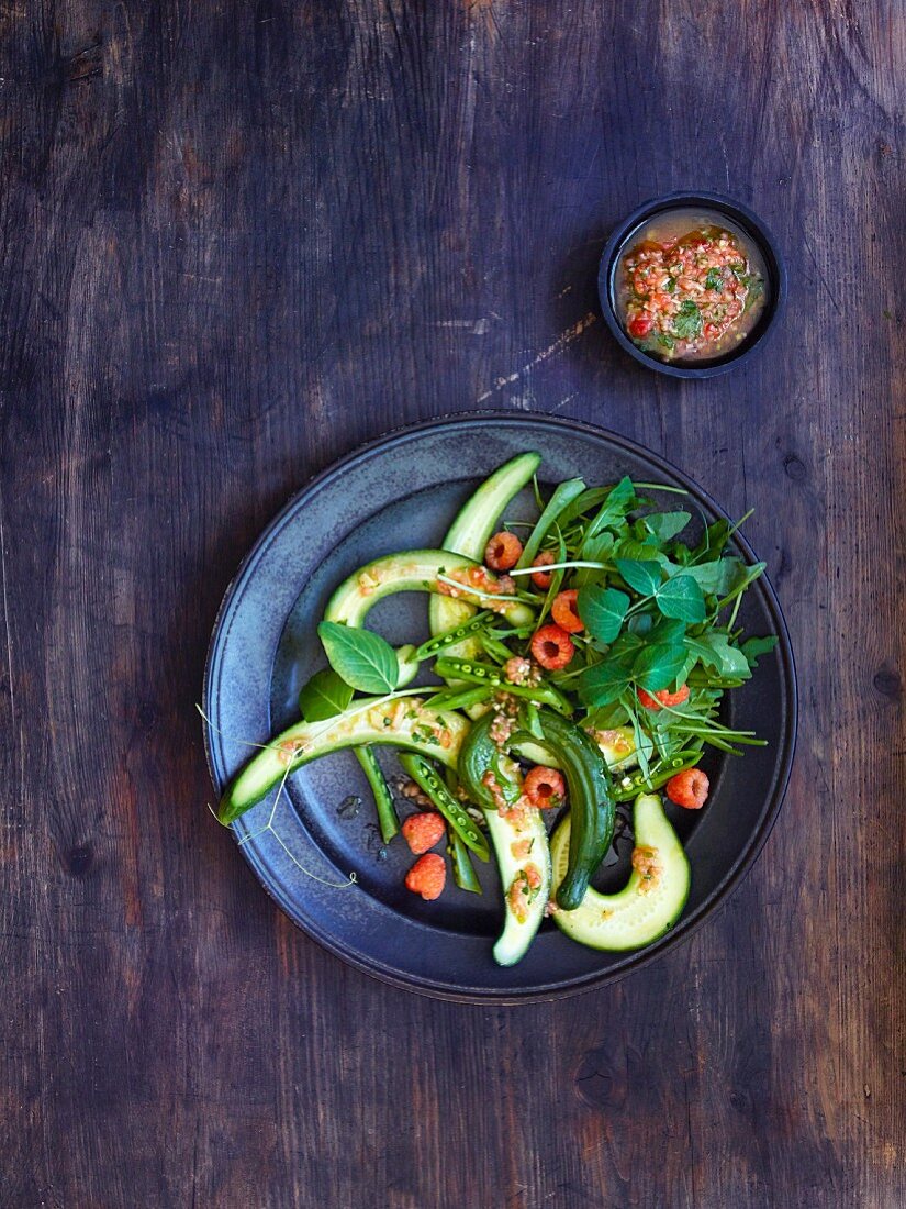 Gurken-Zuckerschoten-Salat mit Himbeersalsa