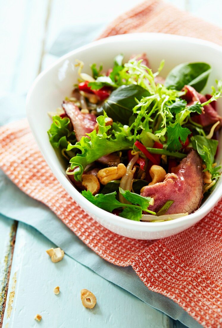 Mixed leaf salad with beef and cashew nuts