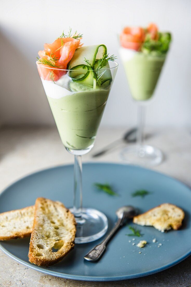 Avocadomousse mit Räucherlachs und Gurke