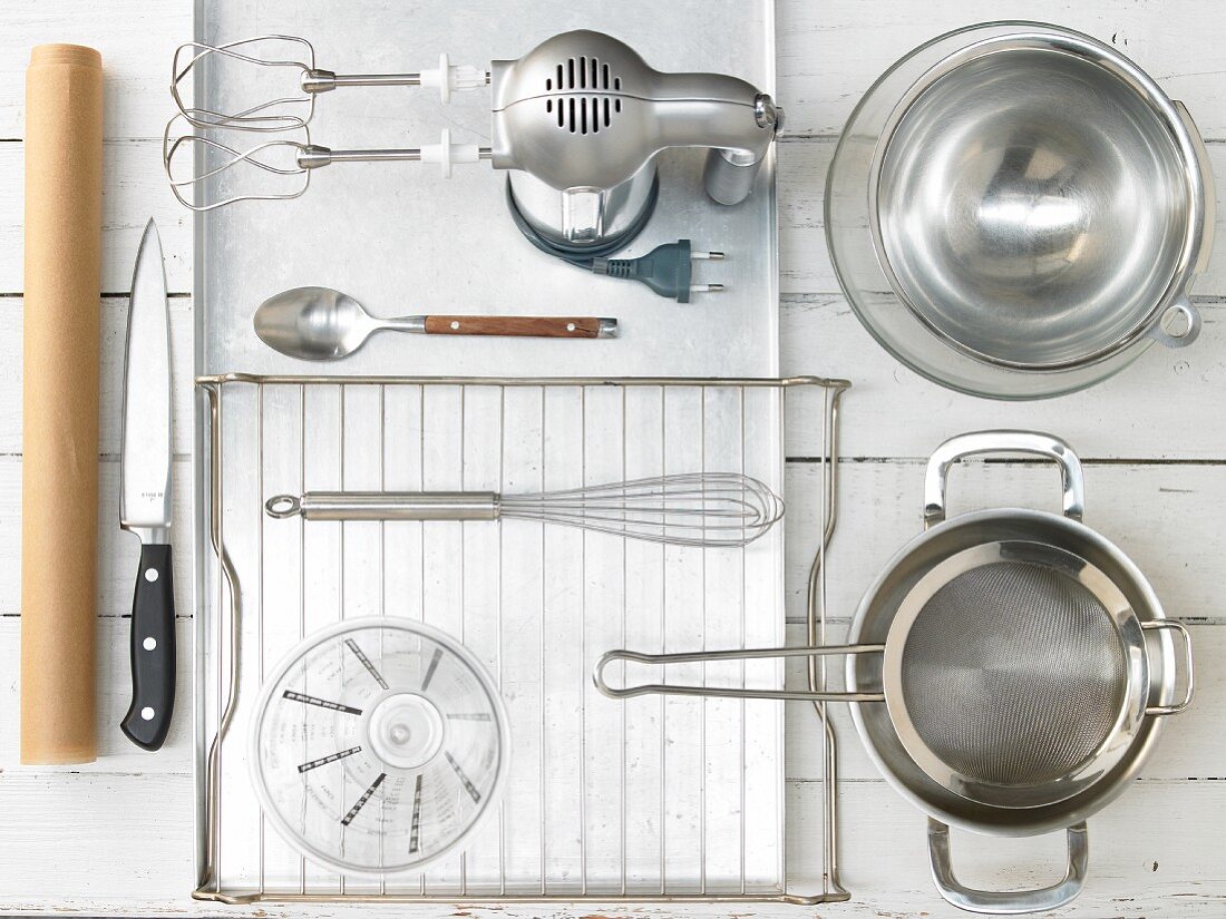 Küchengeräte die für die Zubereitung von Schoko-Himbeerschnitten benötigt werden