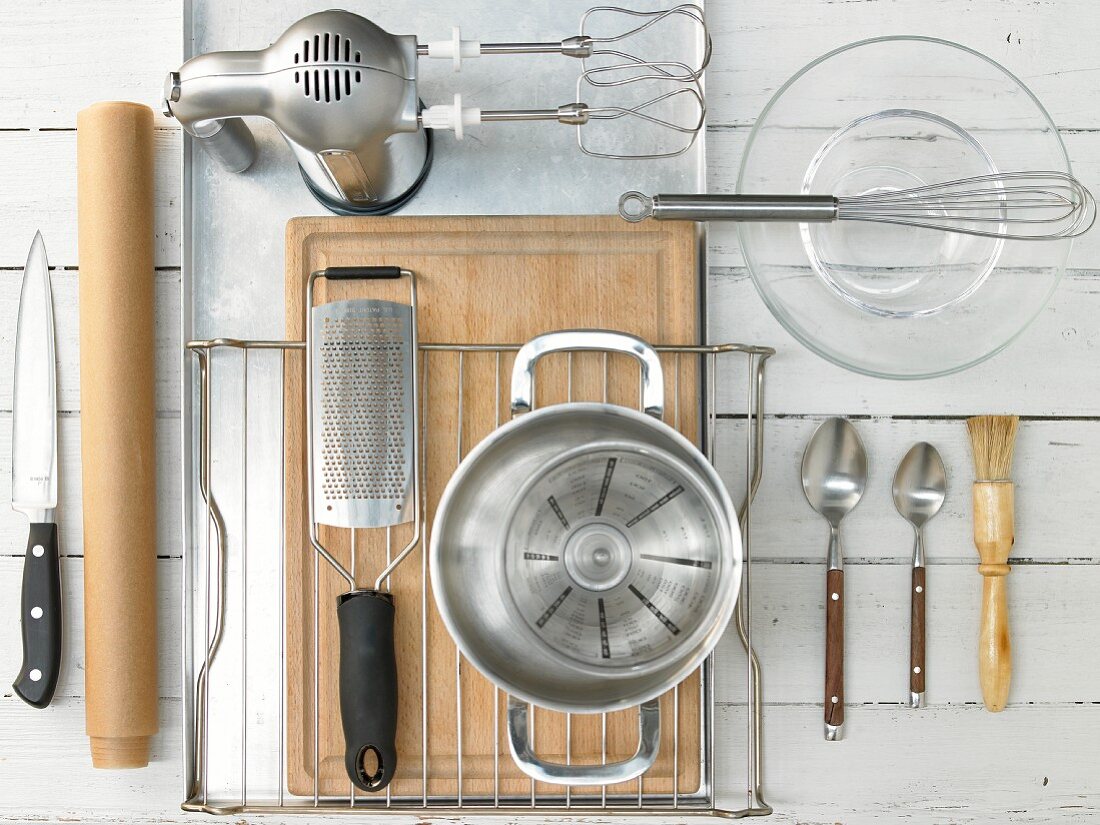 Kitchen utensils for baking a yeast tart