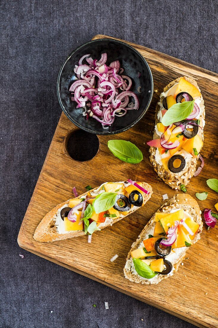 Bruschetta mit Pfirsich, Oliven und roten Zwiebeln