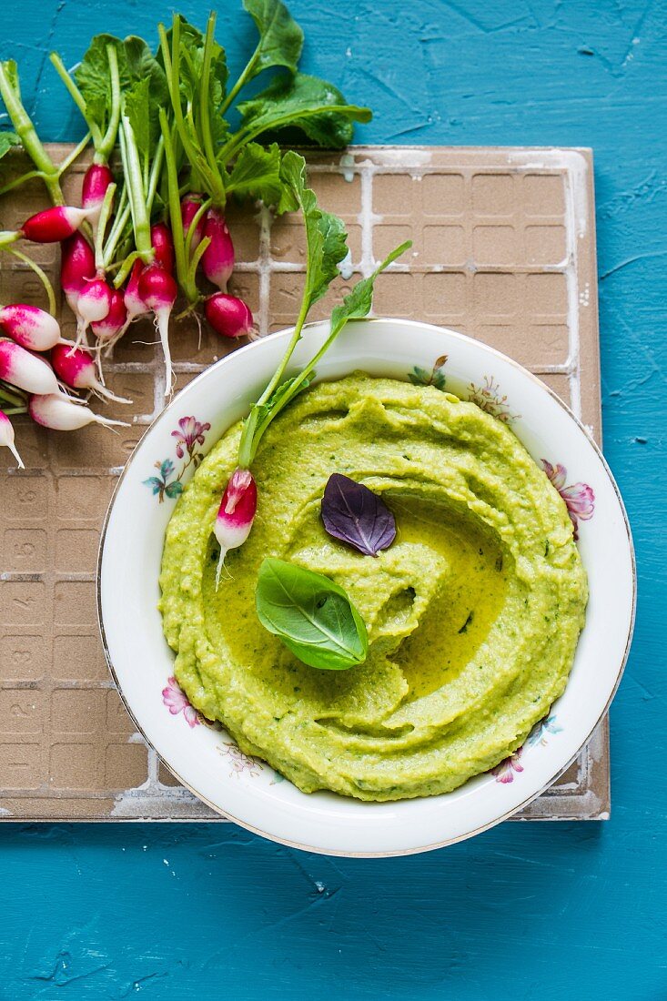Roasted courgette hummus with radish