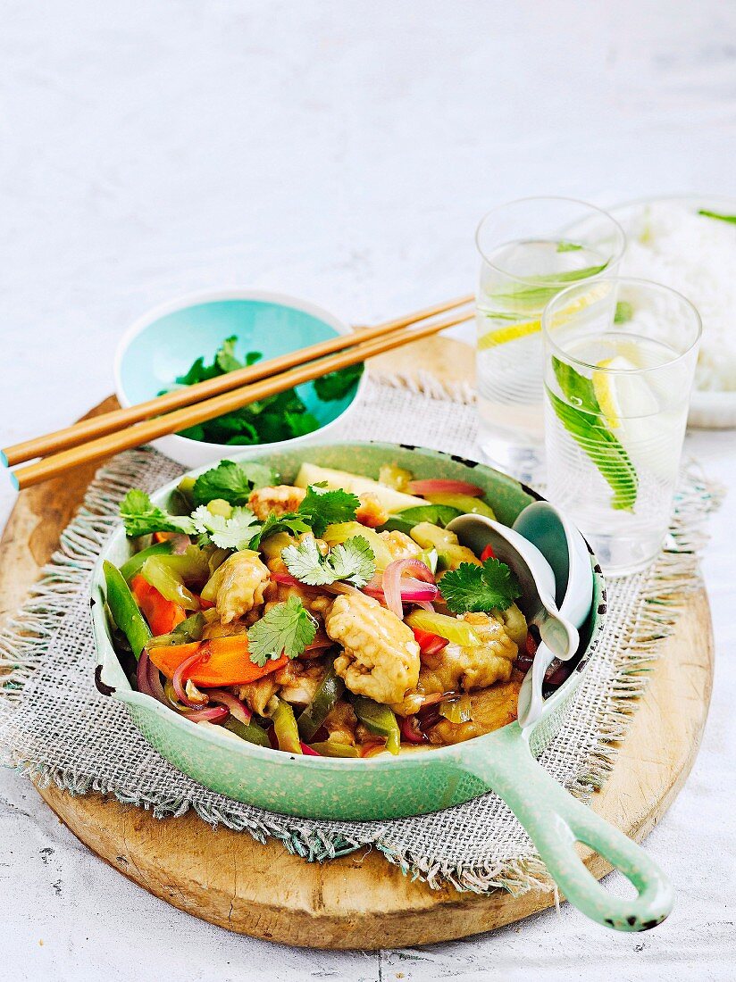 Hähnchen süsssauer mit Paprika, Möhren und Ananas (Asien)