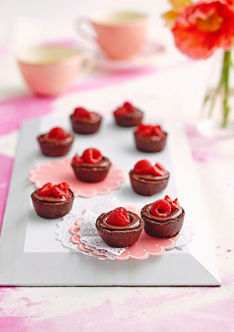 Mini Schokoladentörtchen mit Himbeeren