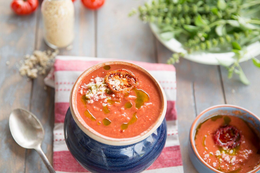 Vegane Tomatencremesuppe mit Rösttomaten und Olivenöl