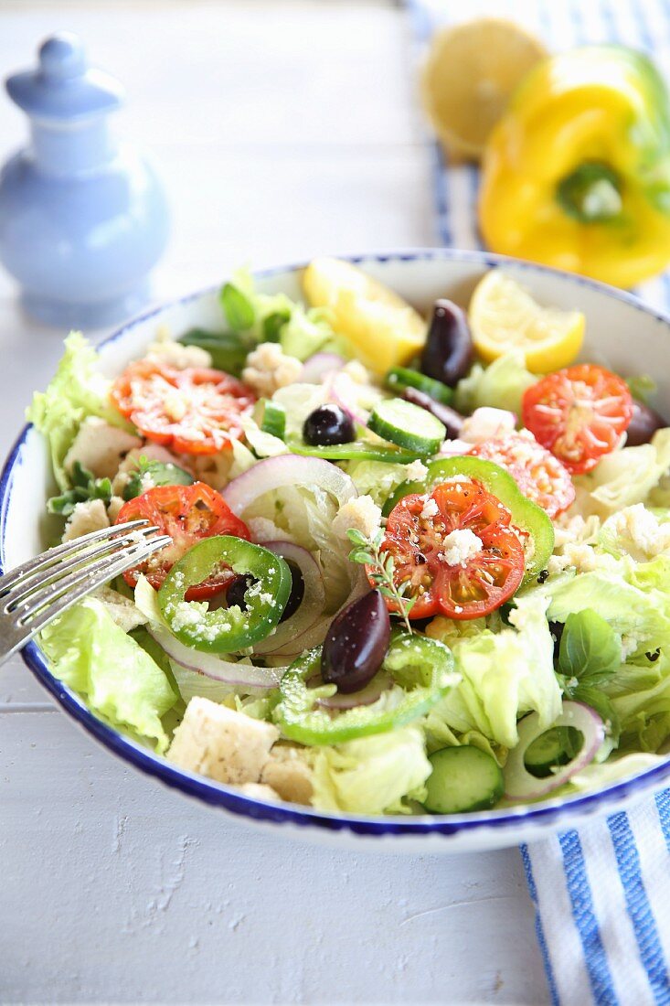 Veganer griechischer Salat mit Mandelfeta