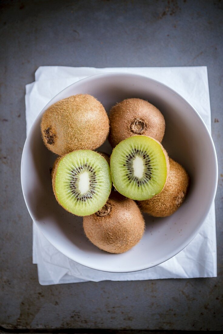 Kiwis in einer Schüssel