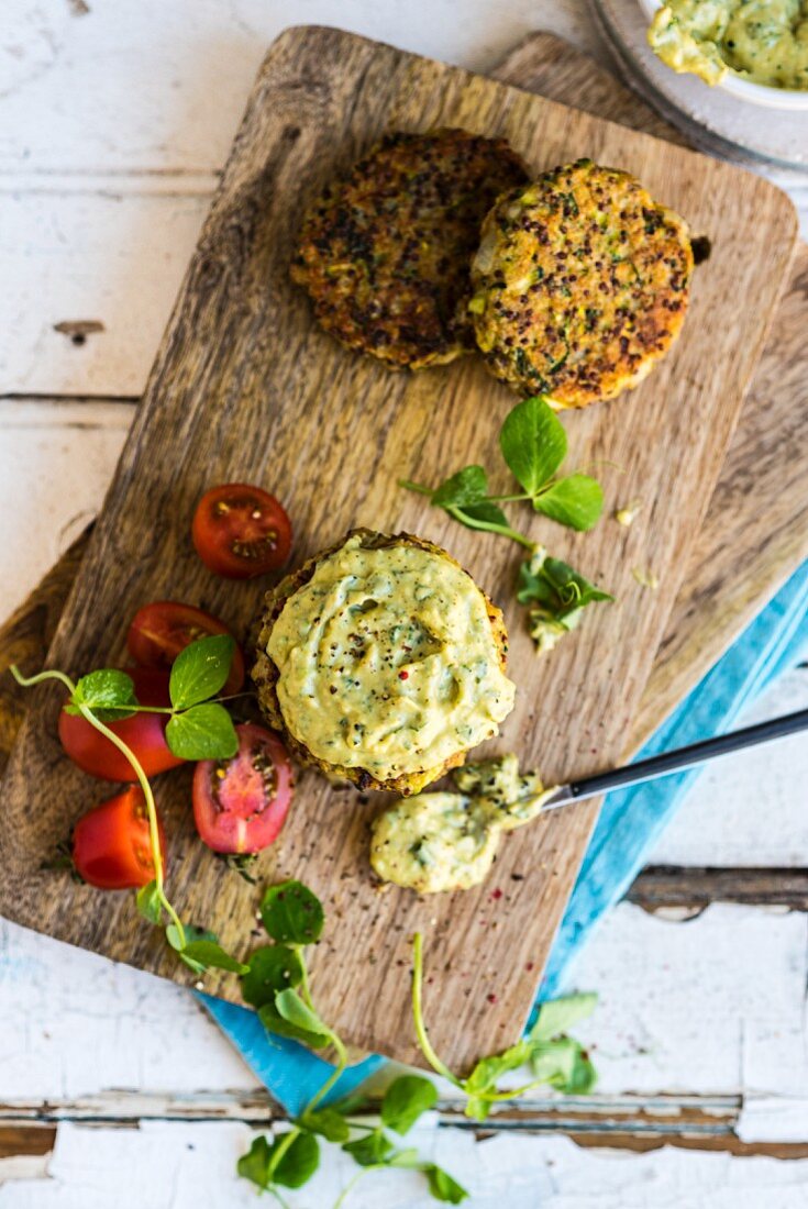 Quinoapuffer mit Avocadodip auf Schneidebrett