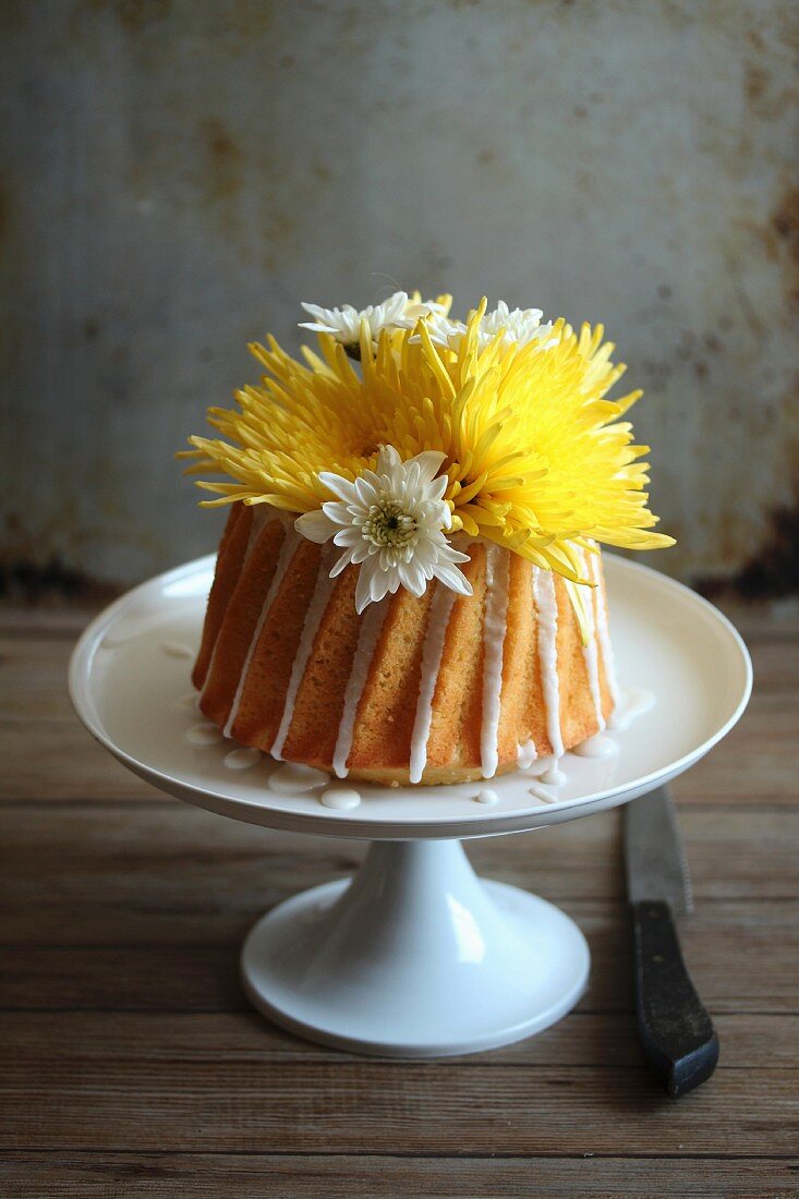 Yellow Cake mit Blumen auf Kuchenständer