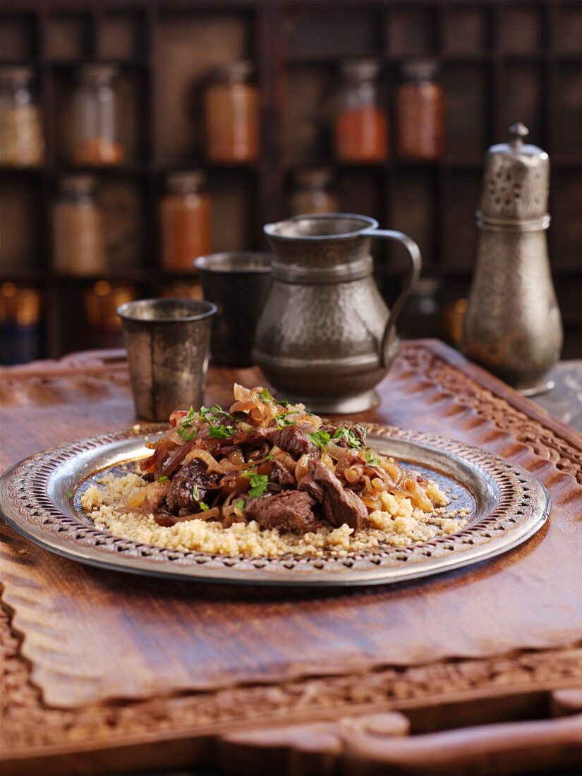 Rindfleisch-Tajine auf Couscous (Nordafrika)