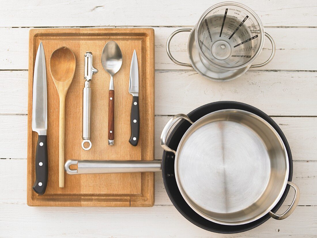 Kitchen utensils for making a poultry dish