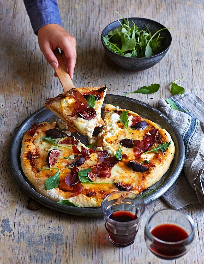 Pizza bianca mit vier Sorten Käse, … – Bilder kaufen – 12103214 StockFood
