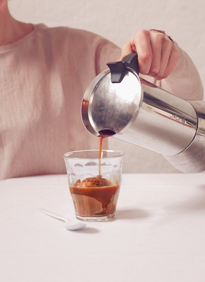Kaffee-Eis mit Espresso übergiessen