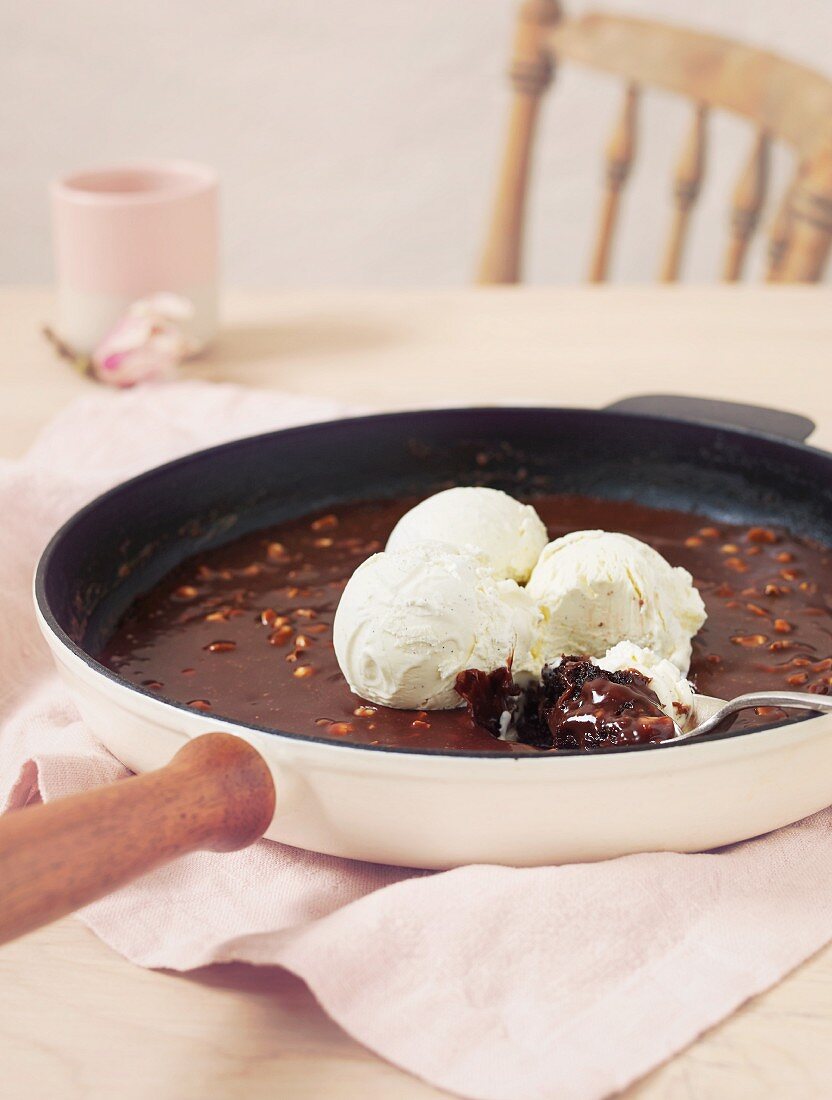 Schokoladenkuchen mit Vanilleeis in einer Pfanne
