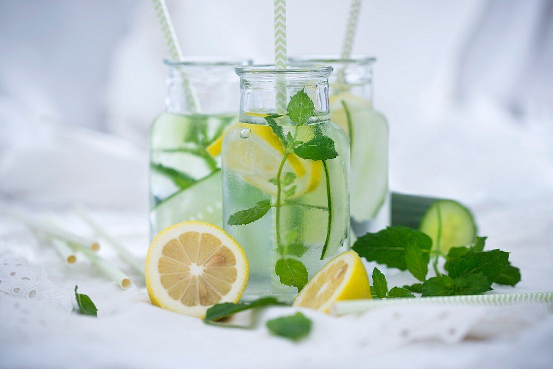Detox-Wasser mit Salatgurke, Zitrone und Minze