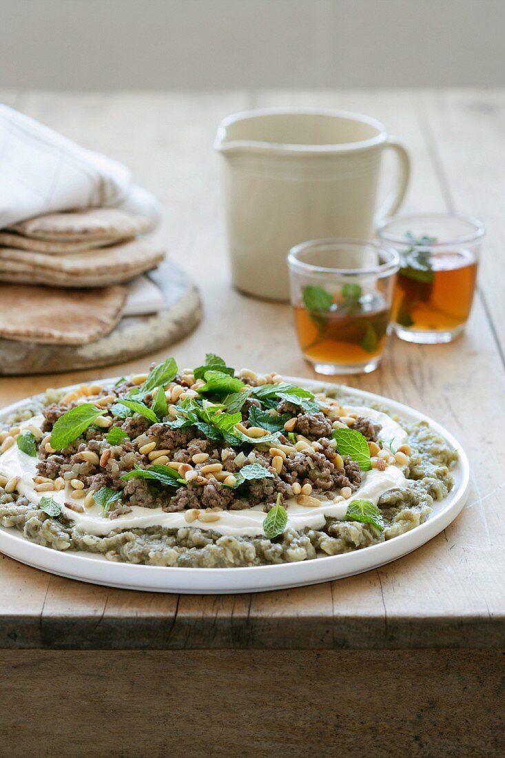 Würziges Hackfleisch mit Auberginen, Minze, Pinienkernen und Joghurtdressing