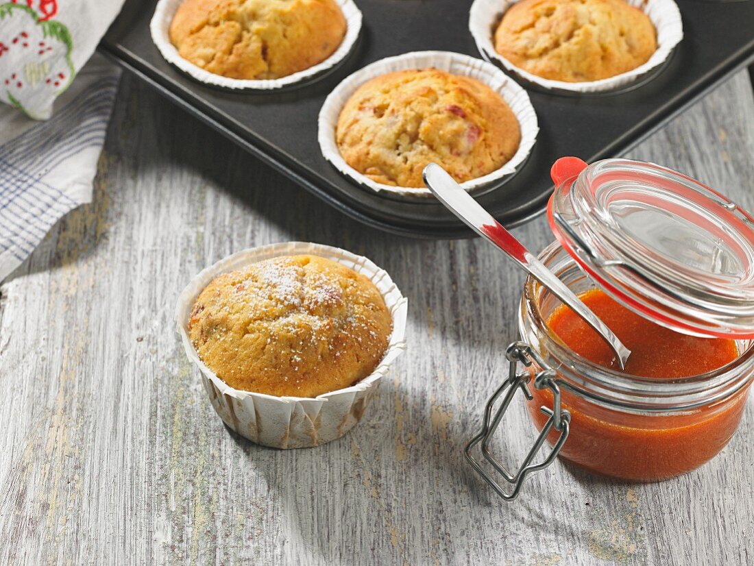 Frisch gebackene Hagebutten-Muffins mit Hagebuttenmus im Einmachglas