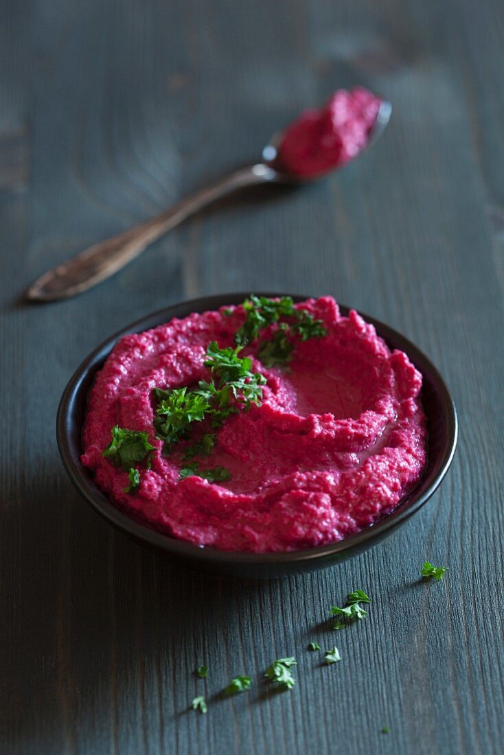 Rote-Bete-Hummus mit frischer Petersilie