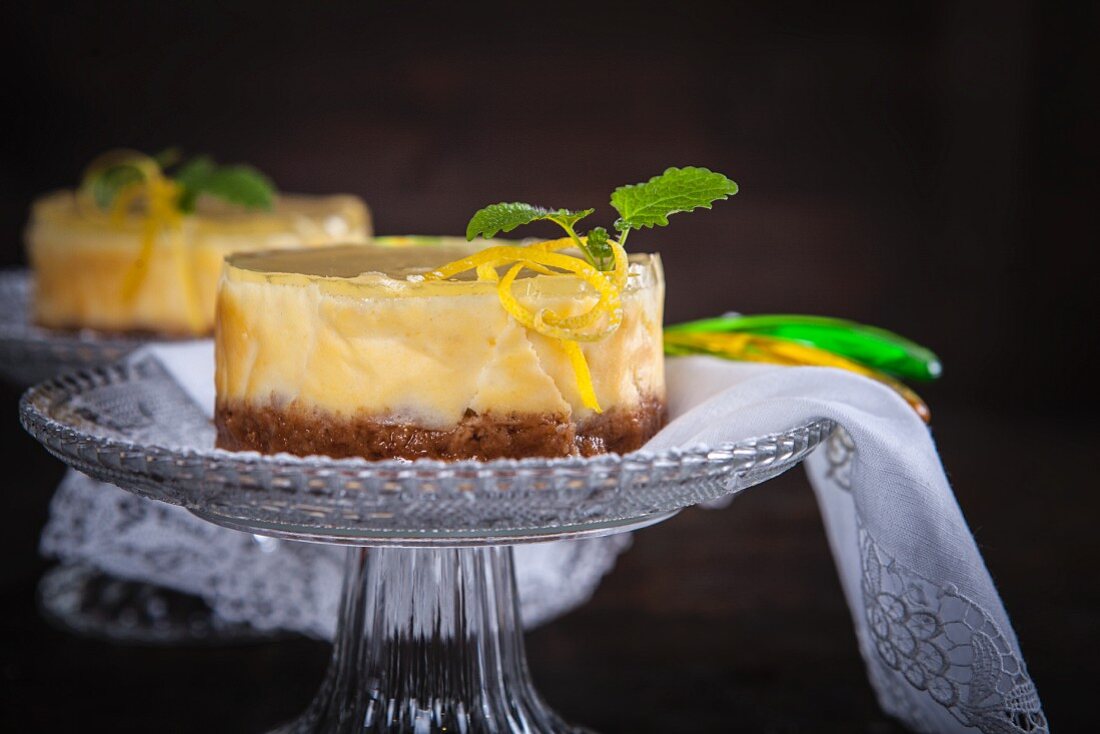 Small cheesecakes with lemon zests