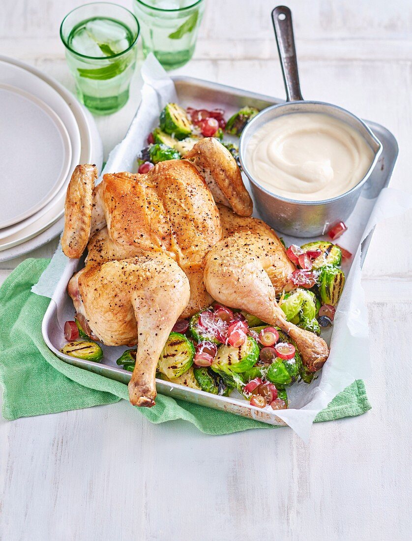 Zitronenhähnchen mit Rosenkohl und Traubensalat