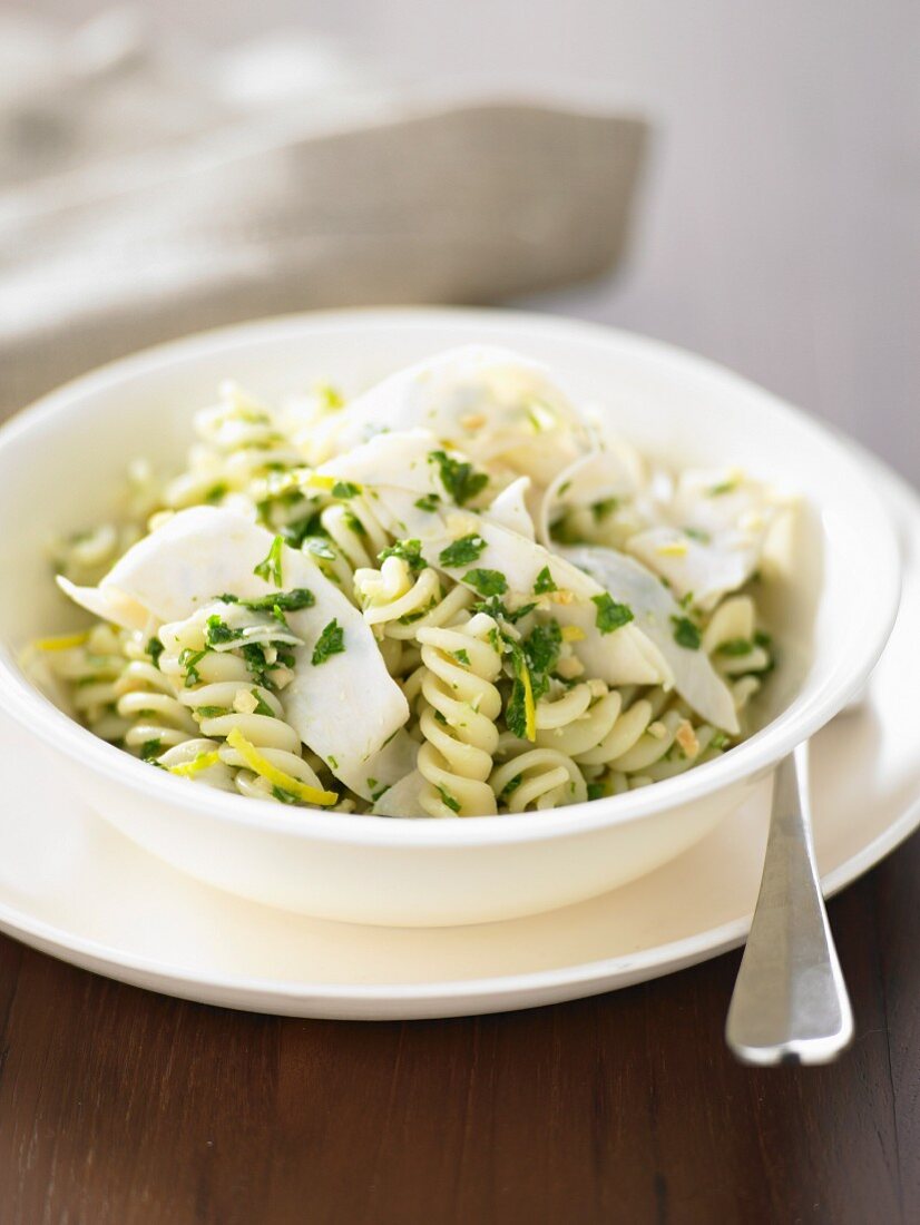 Fusillisalat mit Hähnchen und Kräuter-Zitronen-Dressing