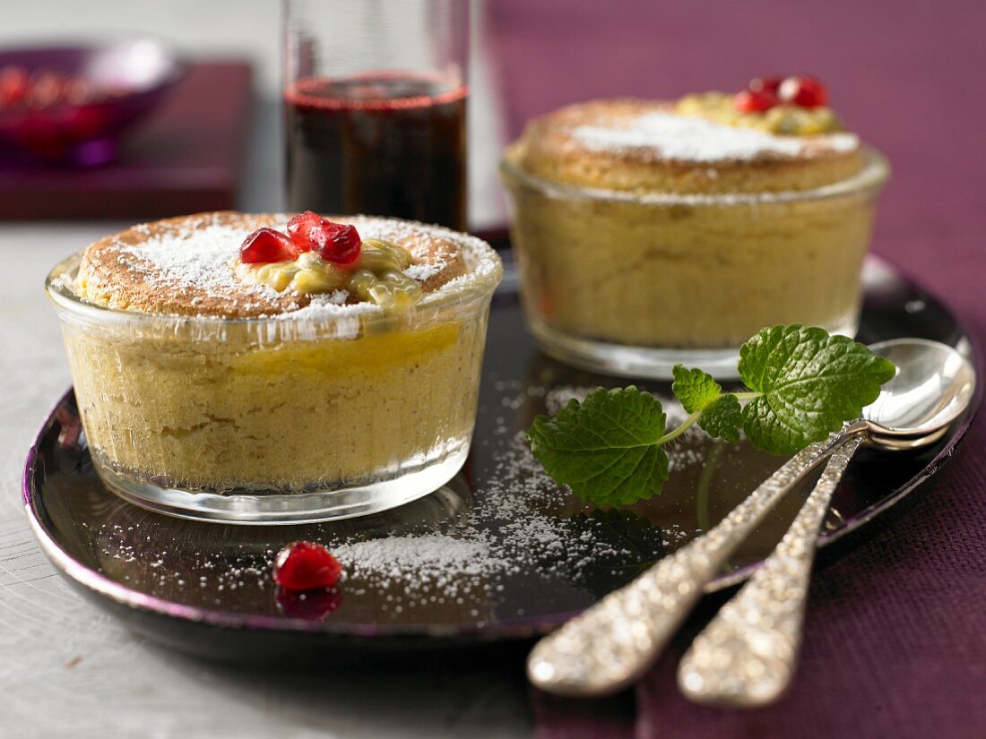 Soufflé mit Passionsfrucht und Granatapfel