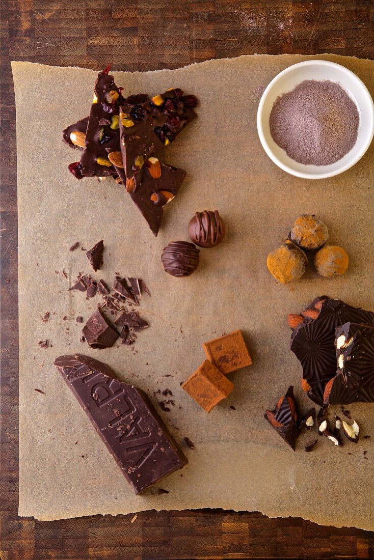 Verschiedene Arten von Schokolade: Schokoladenpulver, Schokoladentrüffeln, Valrhona Schokoriegel und Schokoriegel mit Mandeln