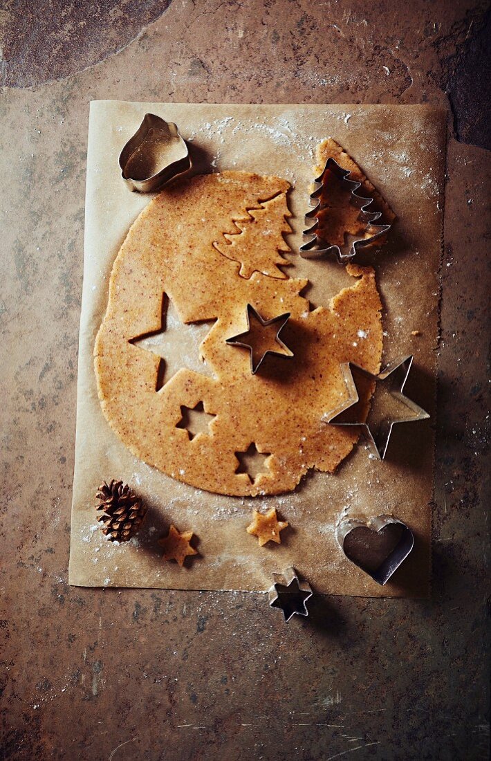 Cinnamon dough with Christmas cookie cutters