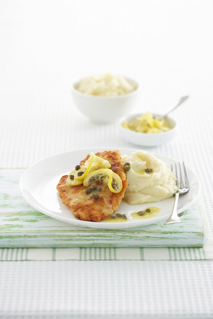 Hähnchenschnitzel mit Zitrone, Kapern und Kartoffelpüree