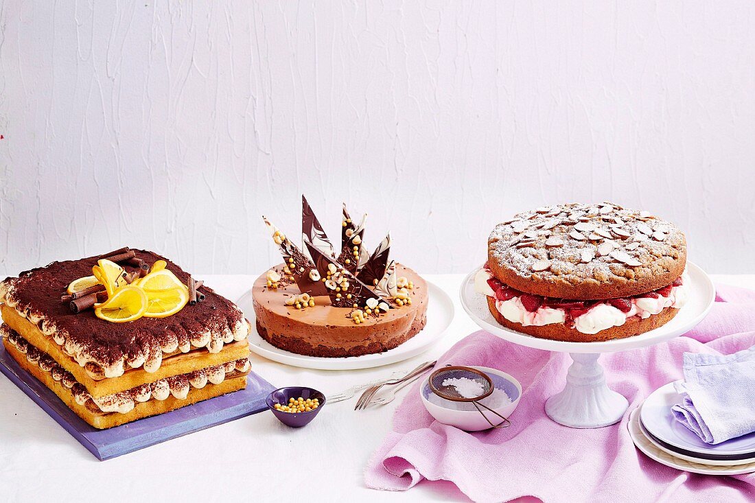 Tiramisu-Kuchen, Mousse au chocolat Kuchen mit Haselnuss und Erdbeer-Rhabarber-Streuselkuchen