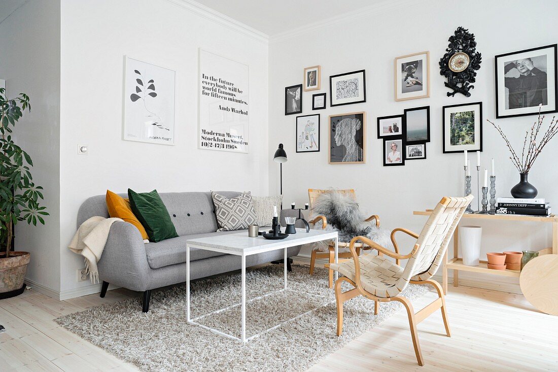 Lounge-Ecke mit Bilder- und Fotogalerie