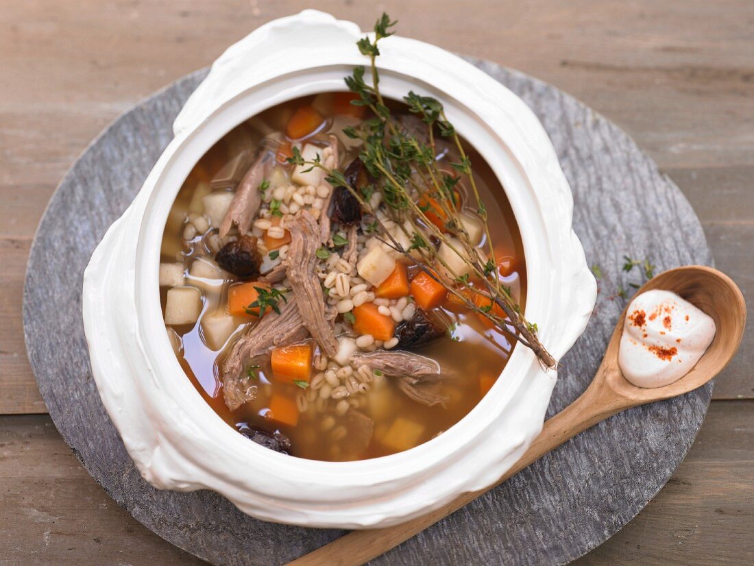 Gerstensuppe mit Ente, Backpflaumen und Wurzelgemüse