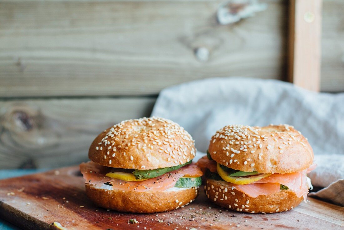 Sesame seed buns with smoked salmon, lemon and avocado