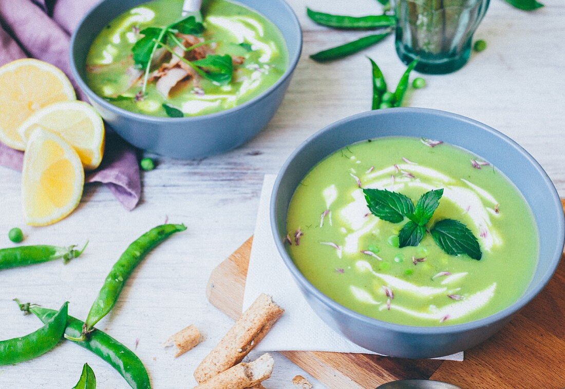 Pea soup with mint leaves