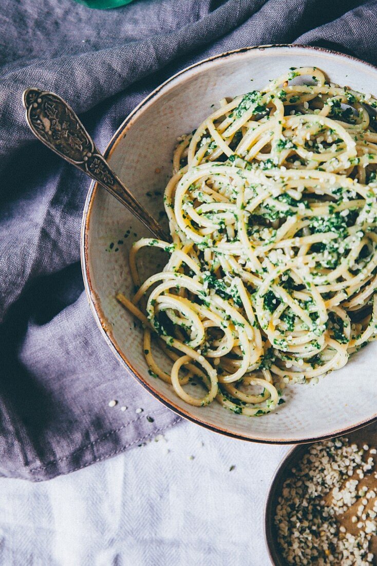 Spaghetti with pesto (seen from above)