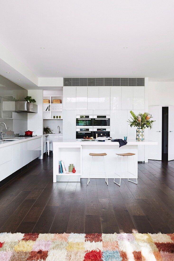 Modern, open kitchen with glossy white fronts