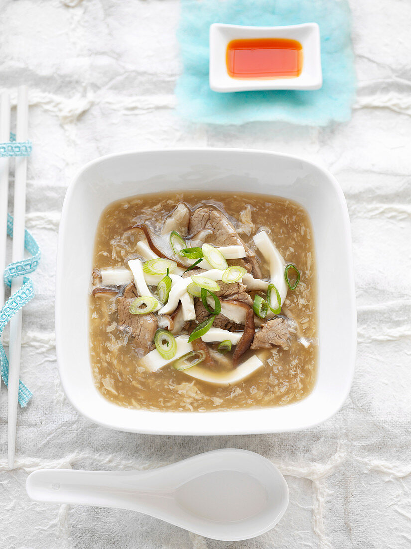 Scharf-saure Suppe mit Tofu und Schweinefleisch